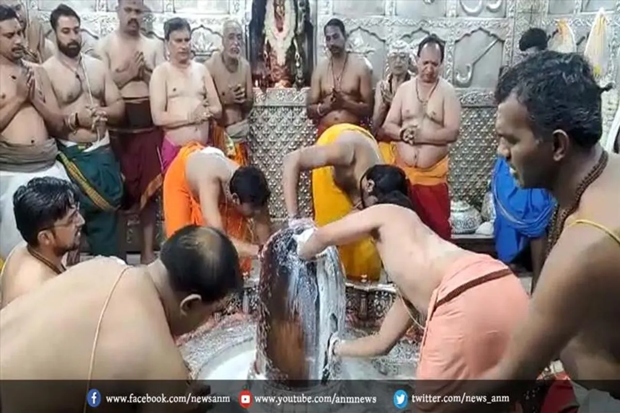 नववर्ष 2023 की तड़के भस्म आरती