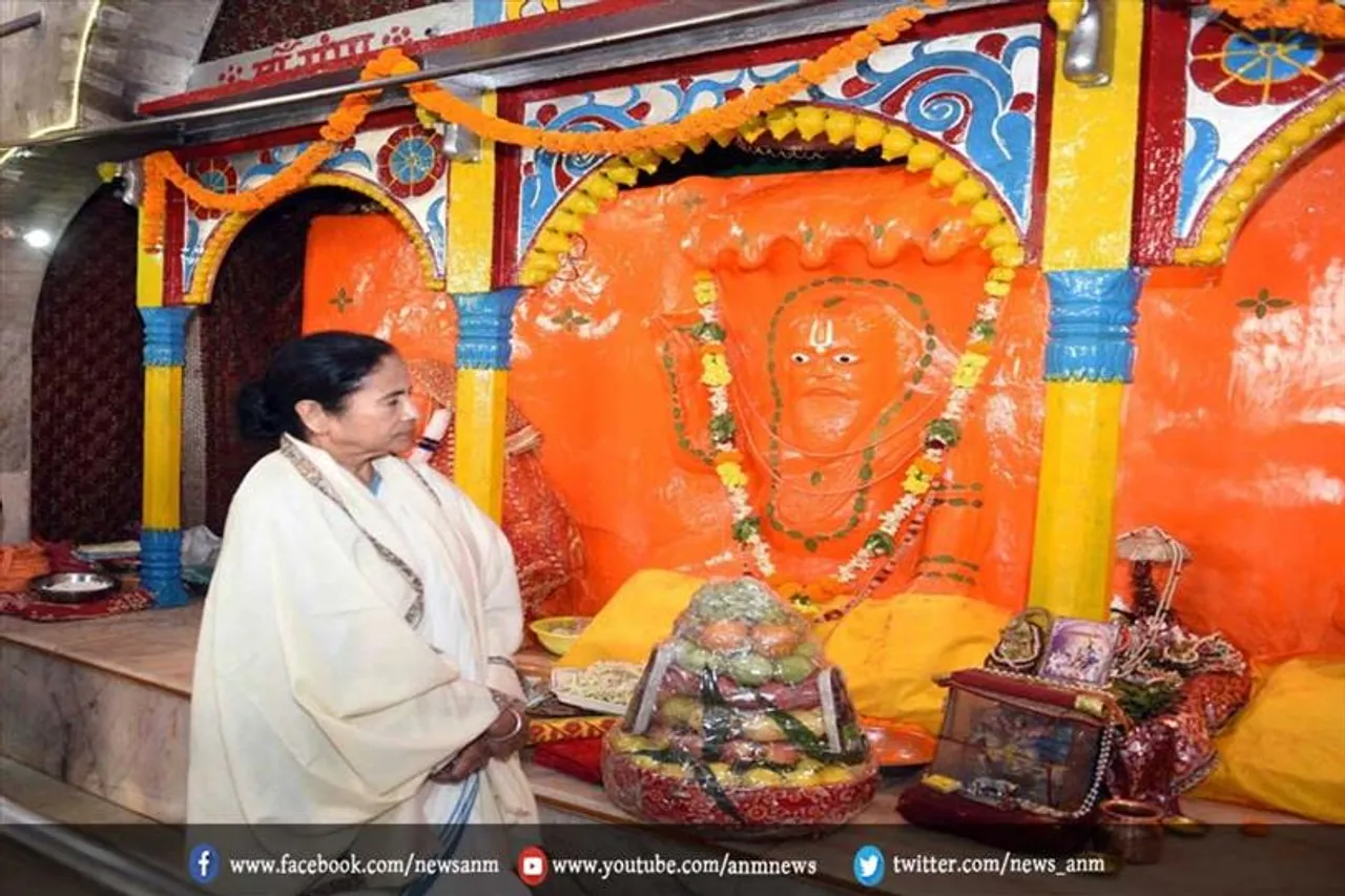 कपिल मुनि मंदिर पहुंची ममता बनर्जी