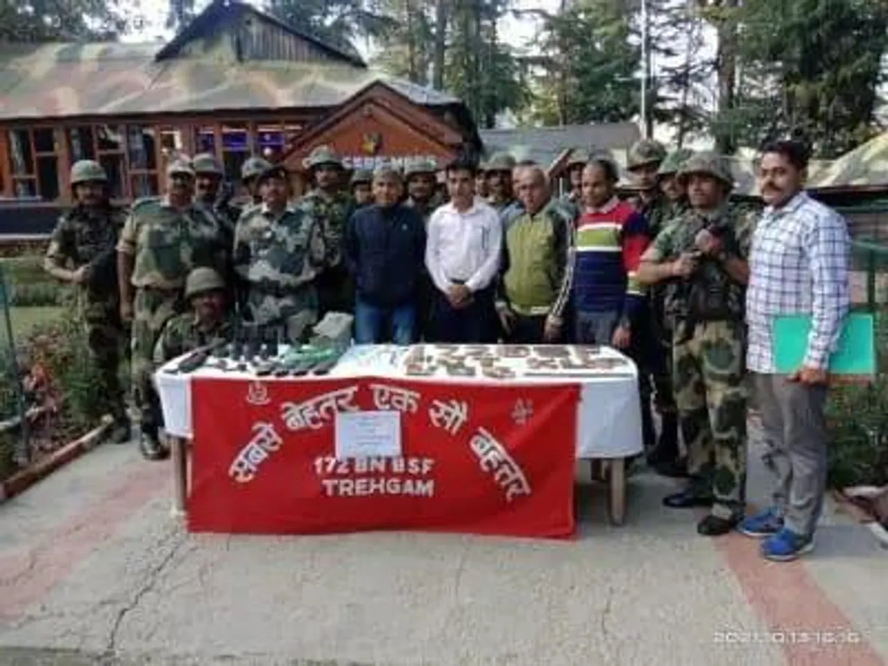 कश्मीर में हथियार और गोला-बारूद का जखीरा बरामद