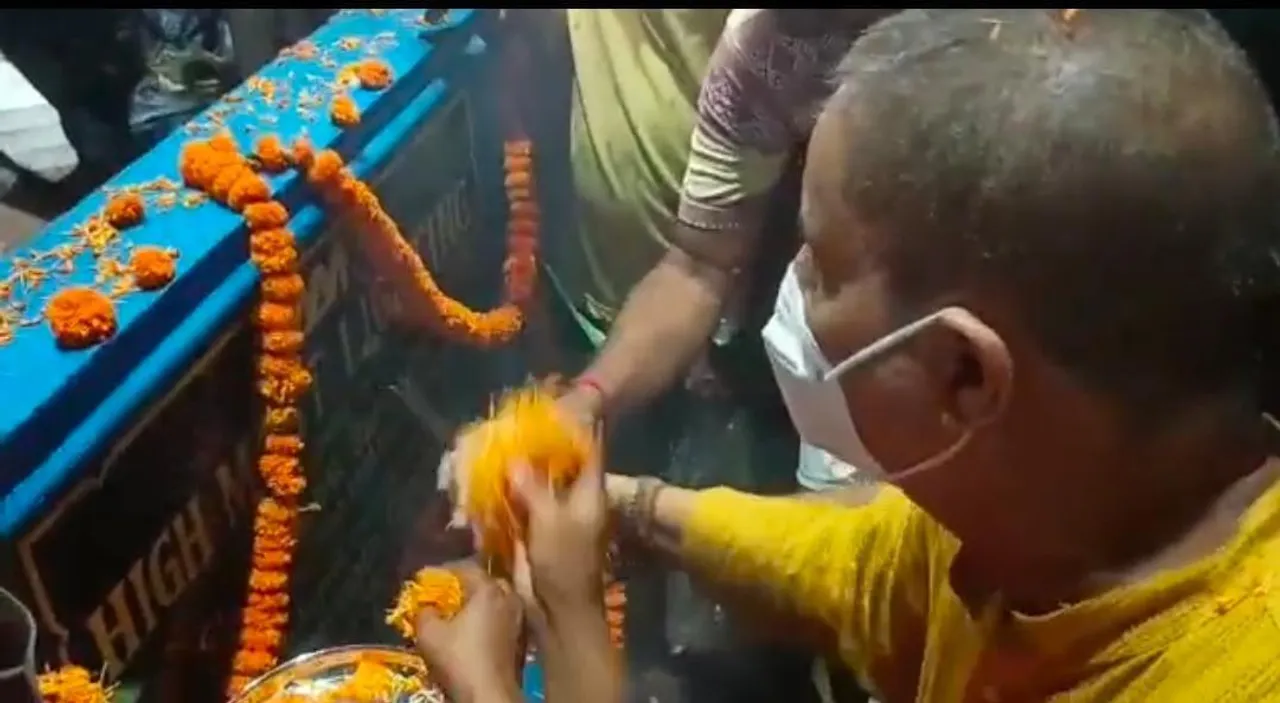 विधायक तापस बैनर्जी ने हाई मास्ट लाइट का उद्घाटन किया