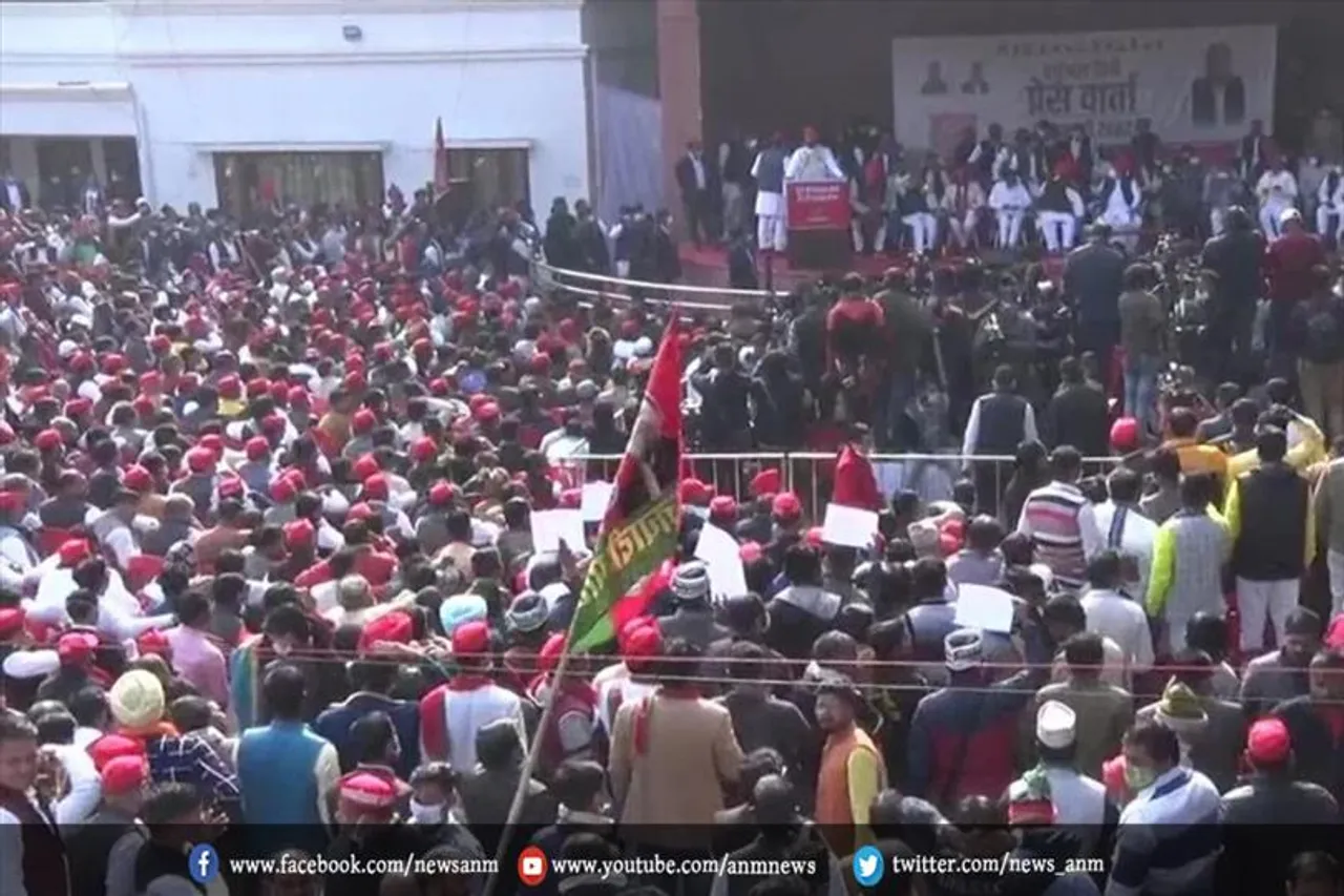 सपा के कार्यक्रम में उड़ी कोरोना गाइडलाइन की धज्जियां