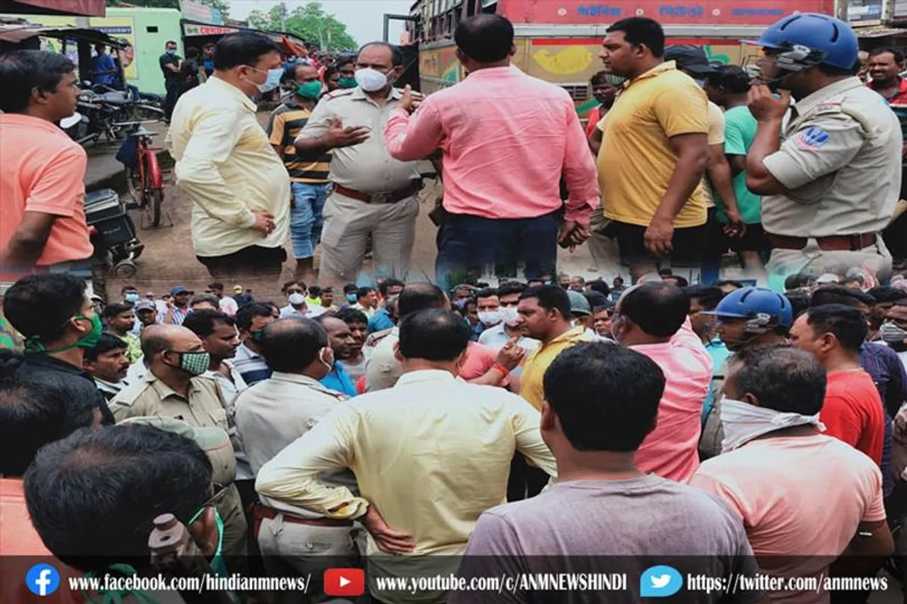 बालू के ट्रक की चपेट में आने से एक व्यक्ति की मौत, स्थानीय लोगों ने किया पथावरोध