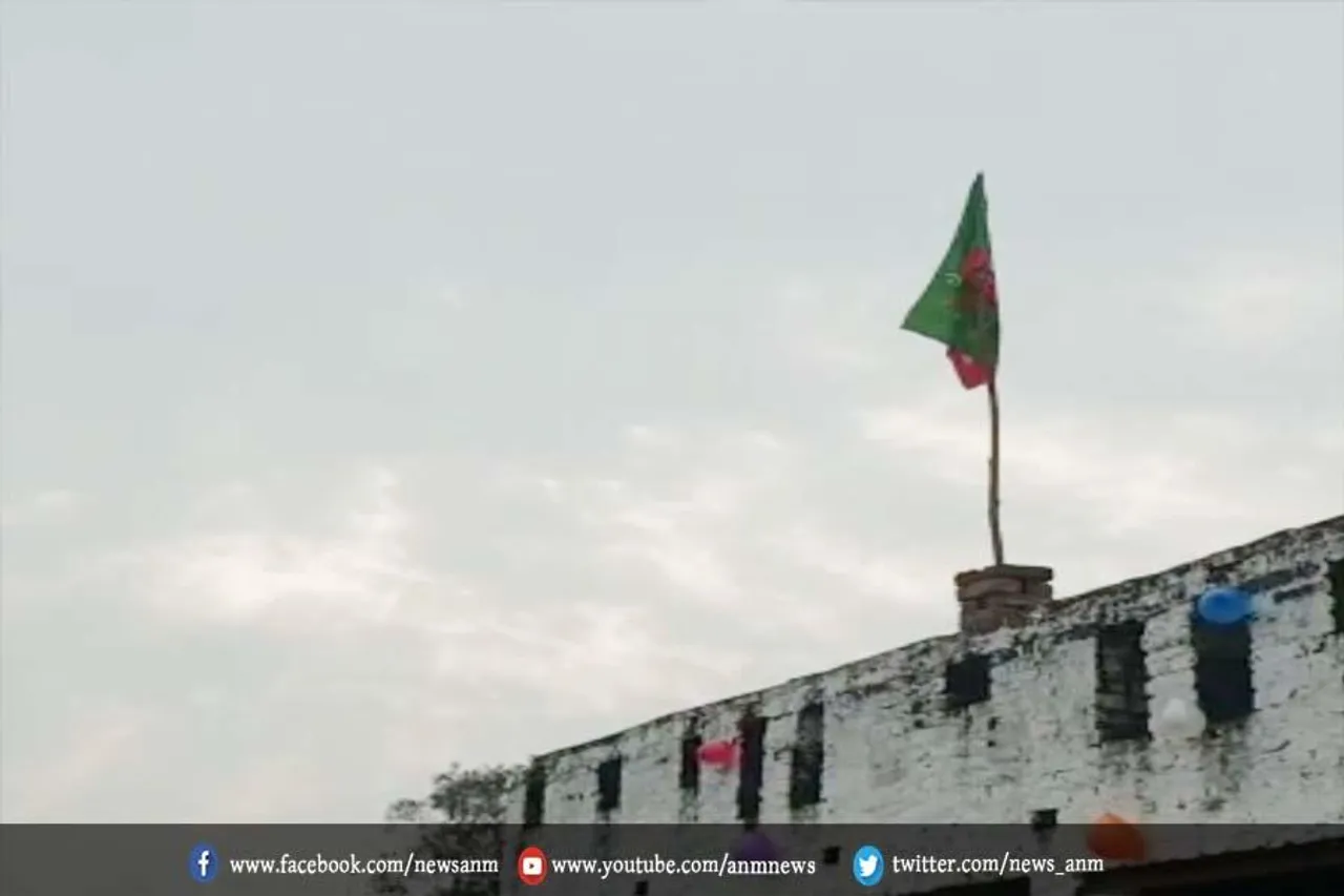गणतंत्र दिवस पर मदरसे पर फहरा दिया इस्लामिक झंडा