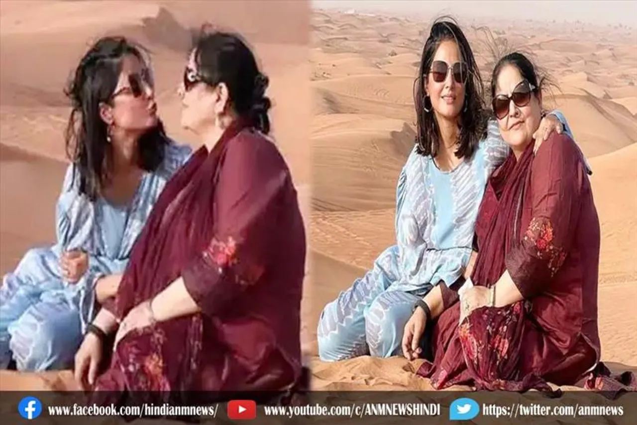रेत के टीले पर अपनी मां को प्यार से देख रही है हिना