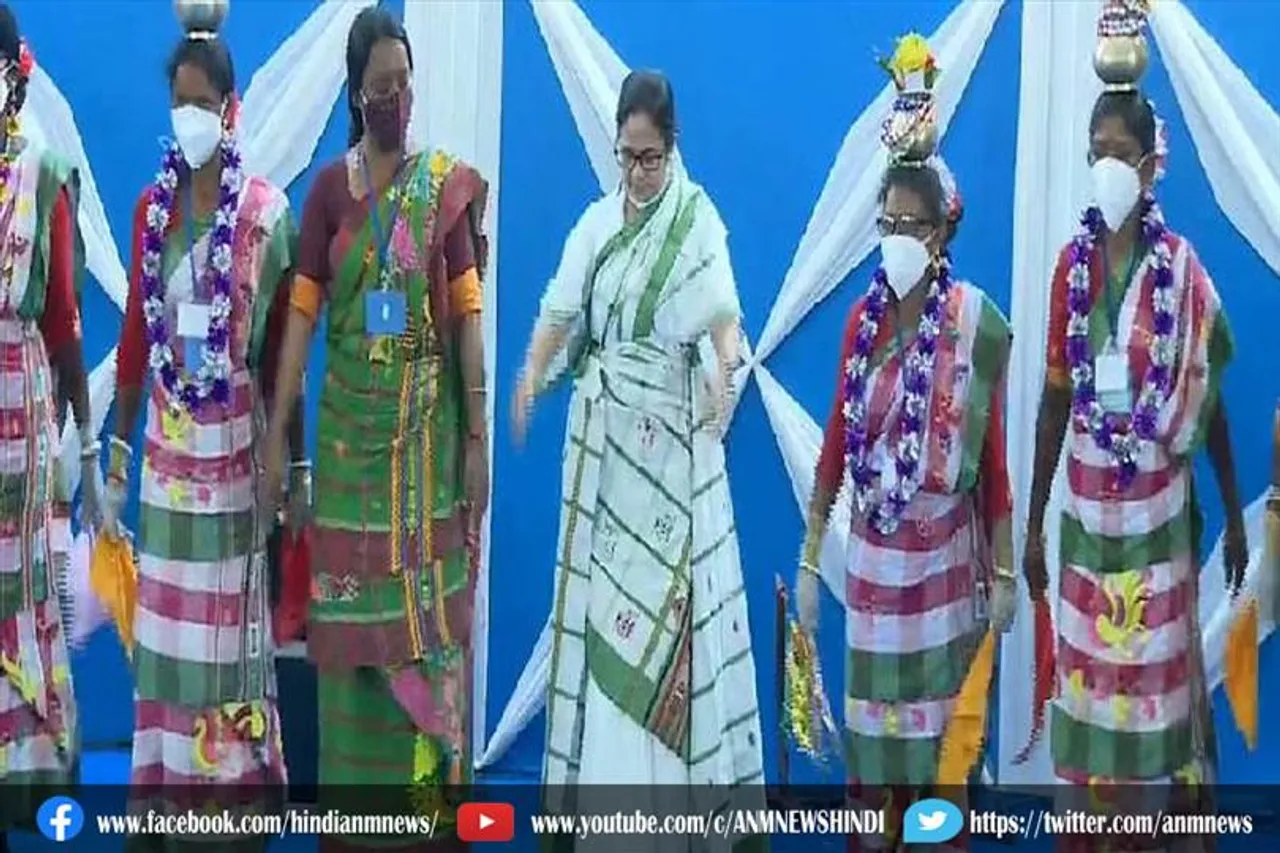 विश्व आदिवासी दिवस समारोह में मुख्यमंत्री ममता बनर्जी
