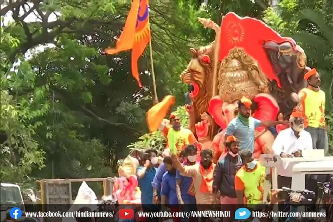 कर्नाटक में लागू पाबंदियों के खिलाफ प्रदर्शन