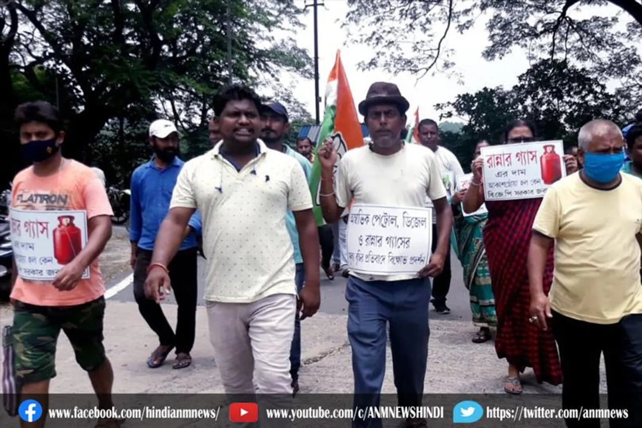 पेट्रोल-डीजल की मूल्य वृद्धि के खिलाफ पेट्रोल पुंप के सामने तृणमूल ने किया प्रदर्शन