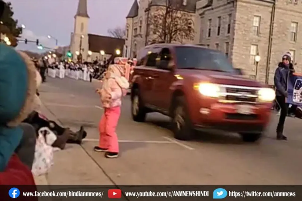 अमेरिका में लोगों को कुचलती हुई निकली कार, देखे वीडियो