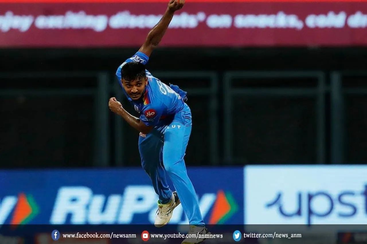 मैच शुरू, नई गेंद चेतन के हाथ