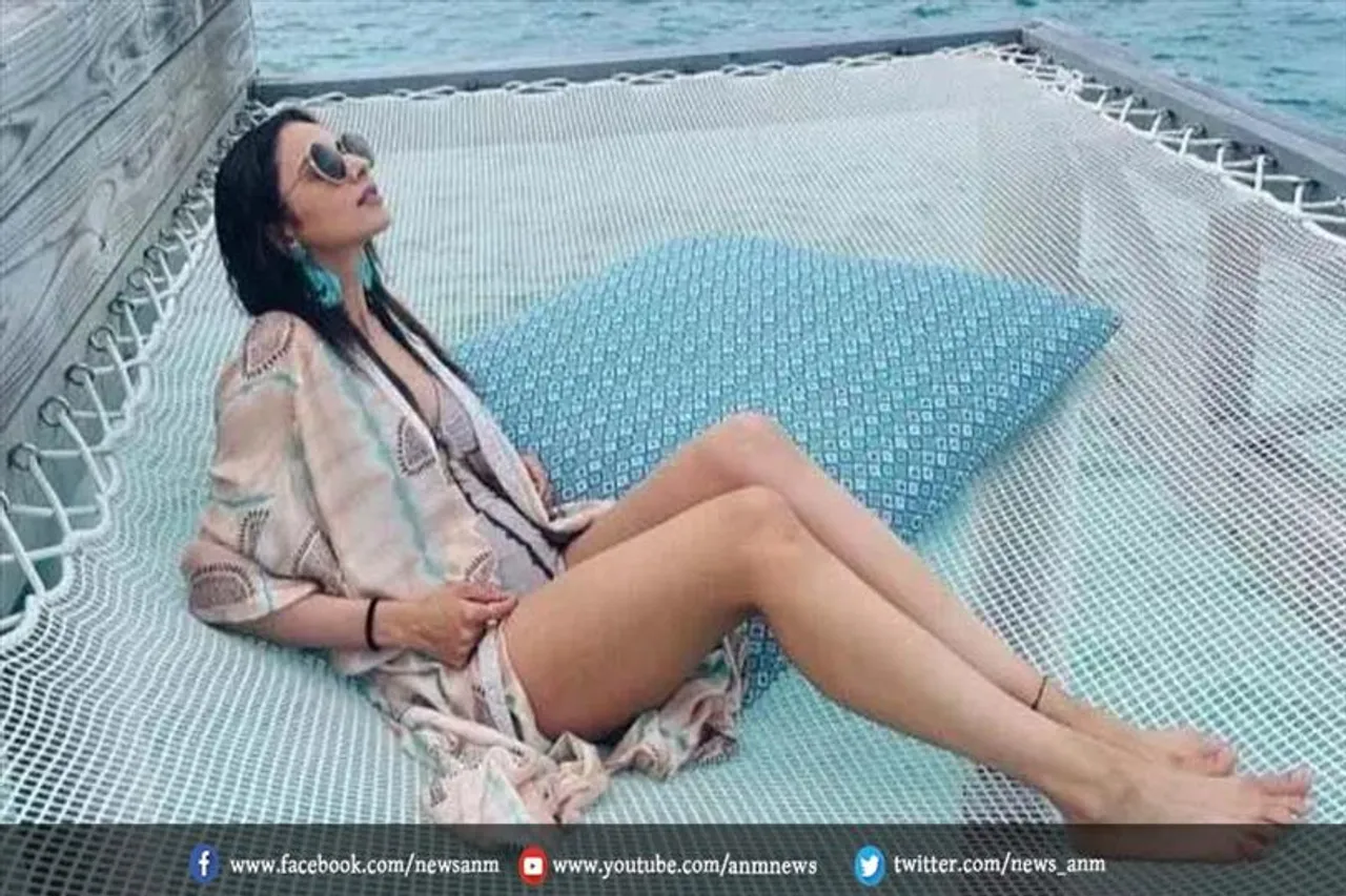 समुंदर किनारे दिखाया ग्लैमरस अंदाज