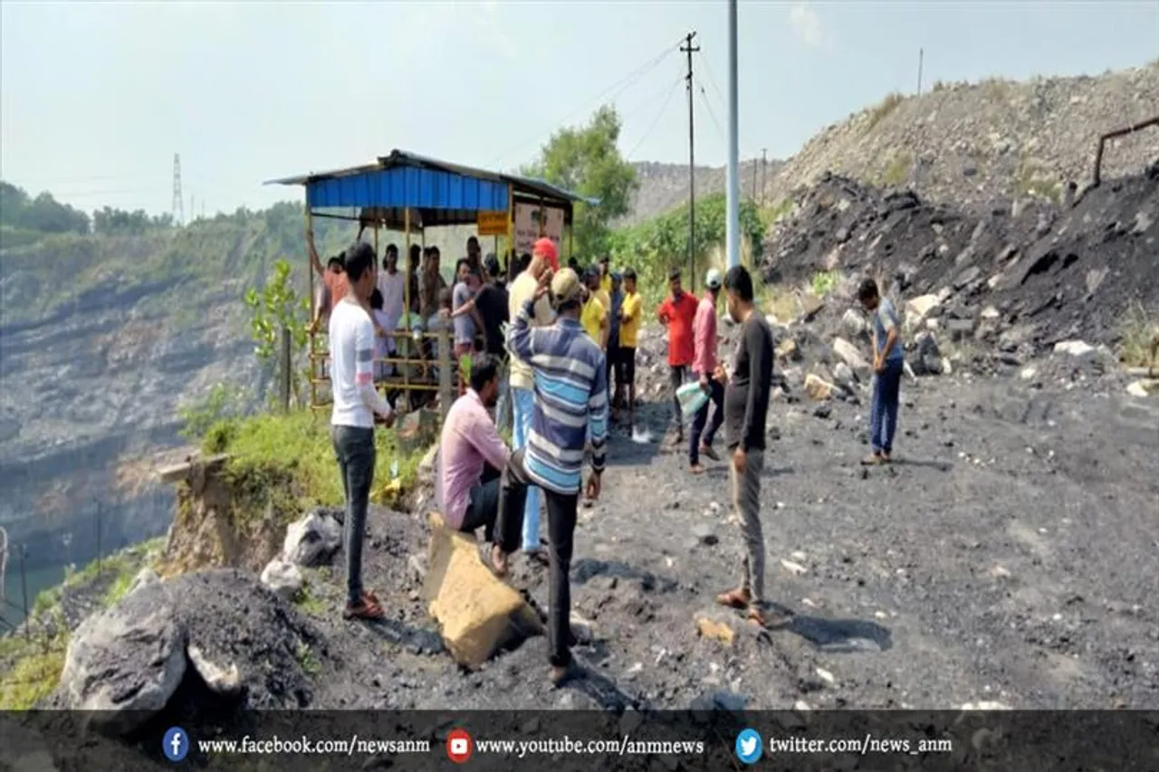 दुर्गापूजा बोनस की मांग को लेकर श्रमिकों ने कोलियारी का उत्पादन, डिस्पेच और ट्रांसपोर्टिंग किया ठप