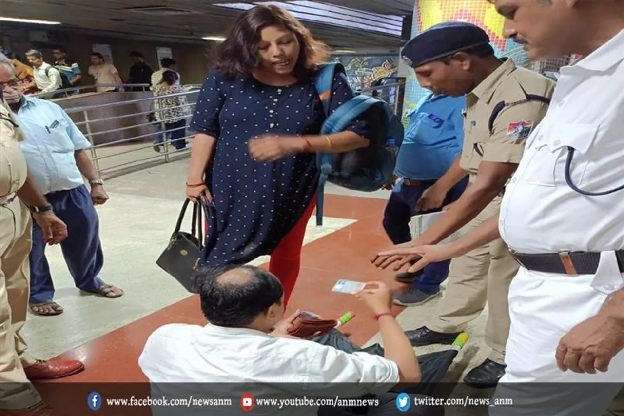 आरपीएफ हेड कांस्टेबल ने बीमार यात्री को संभाला