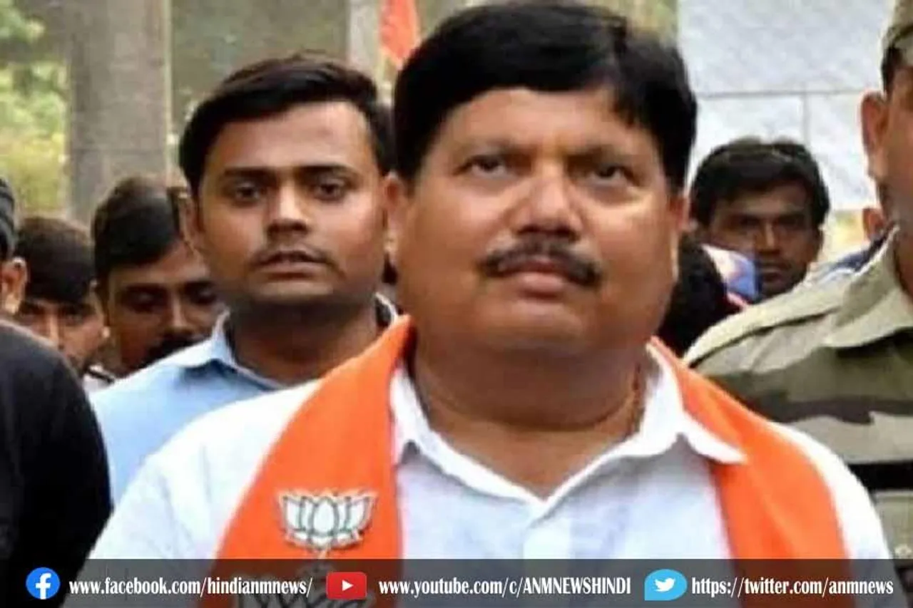 नेताजी की जयंती को लेकर बीजेपी सांसद अर्जुन सिंह का विरोध प्रदर्शन