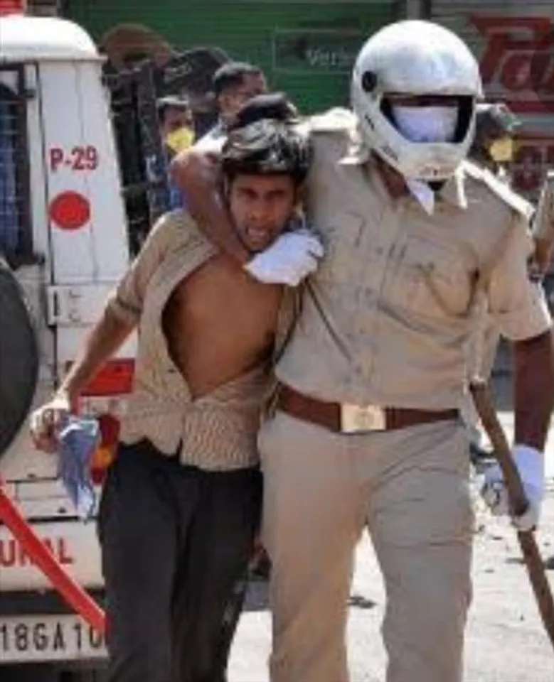 मध्य प्रदेश: रोहिणी के सामने से आदिवासी को हटा रहा वन विभाग