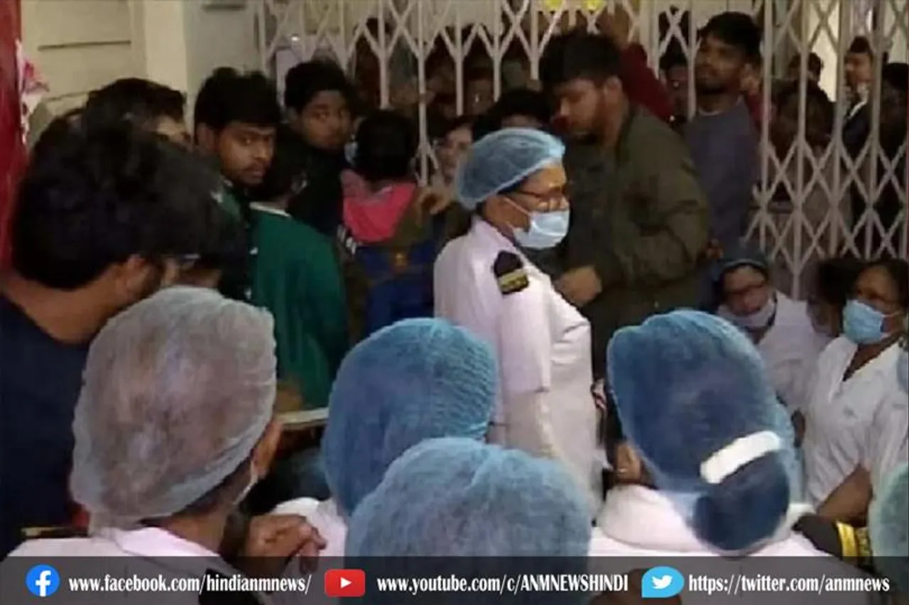 छात्रों के साथ बैठक रद्द करने के कारण गतिरोध जारी