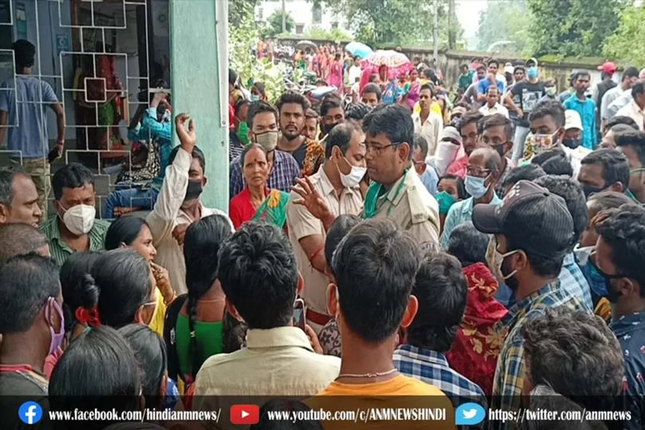 कोविड-19 का टीका नहीं मिलने पर लोगो ने किया स्वास्थ्य केंद्र के सामने विरोध प्रदर्शन