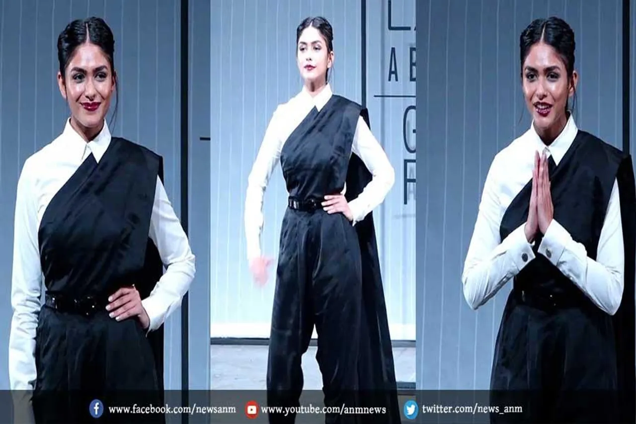 देखिए एक्ट्रेस मृणाल ठाकुर का नया लुक, रैंप वॉक कर बटोरी सुर्खियां