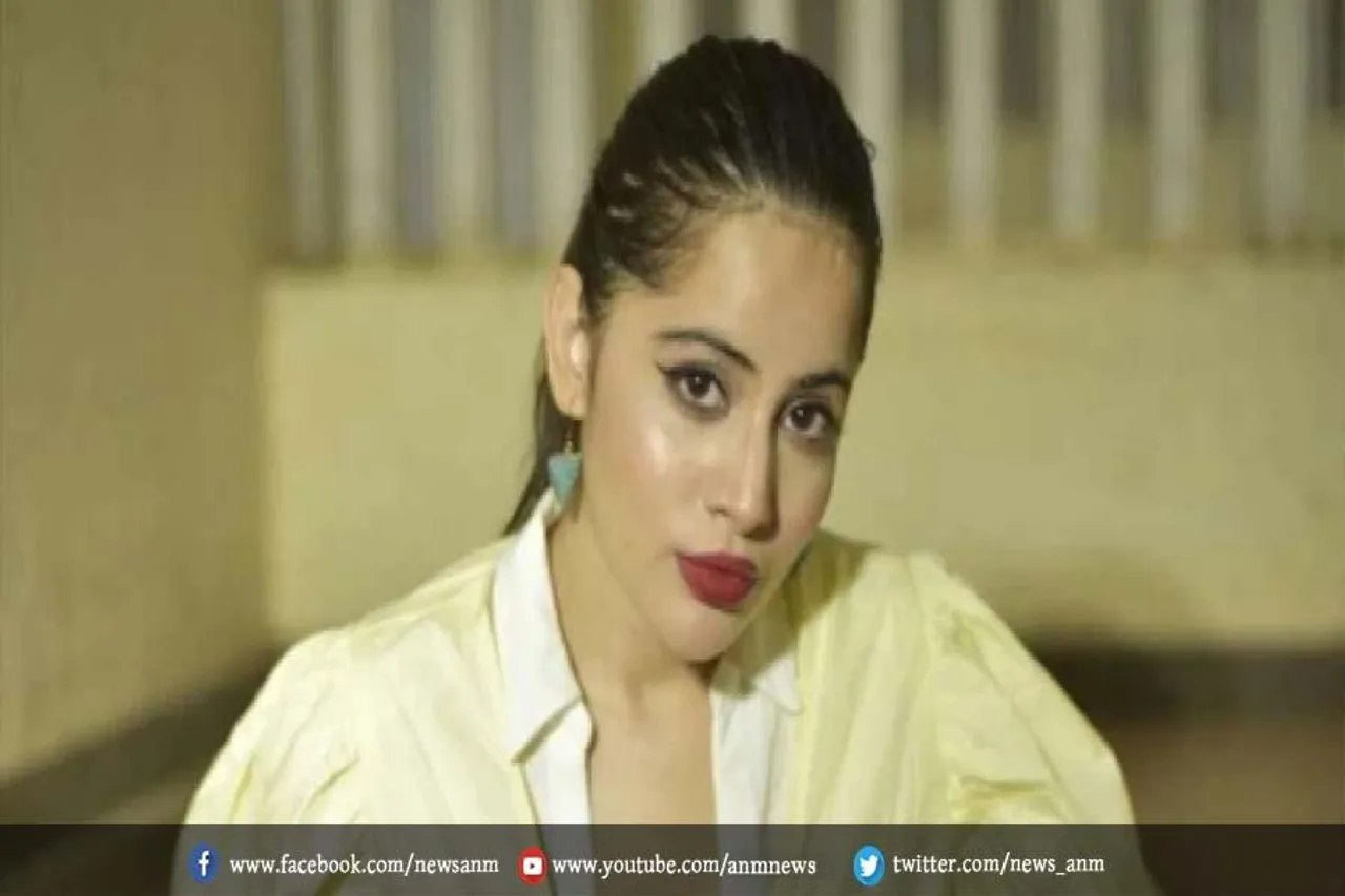 महिला आयोग की हेड से मिलने इस लुक में पहुंची उर्फी