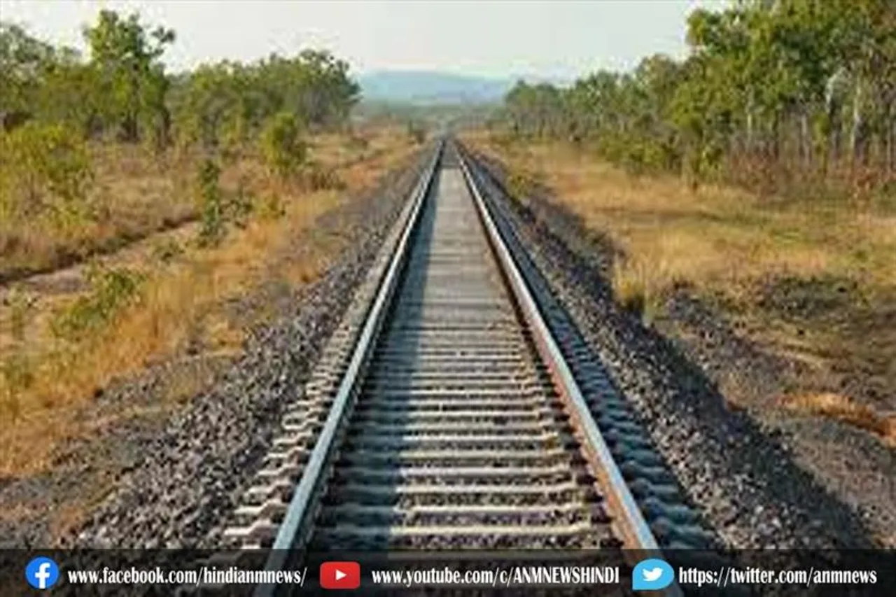 नदिया जिले में रेलवे ट्रैक पर प्रदर्शन