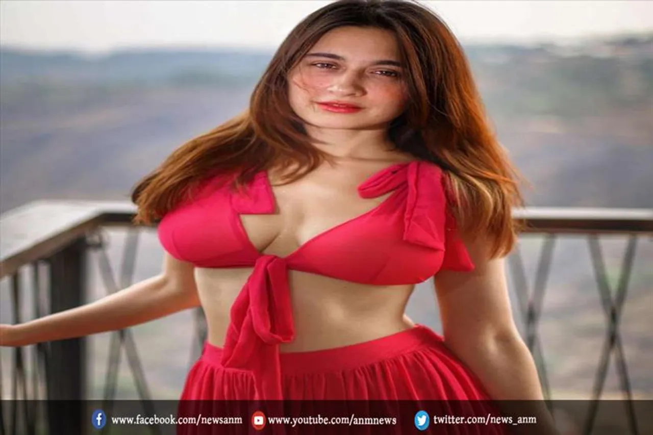 इस एक्ट्रेस ने साड़ी पहन दिखाईं अदाएं