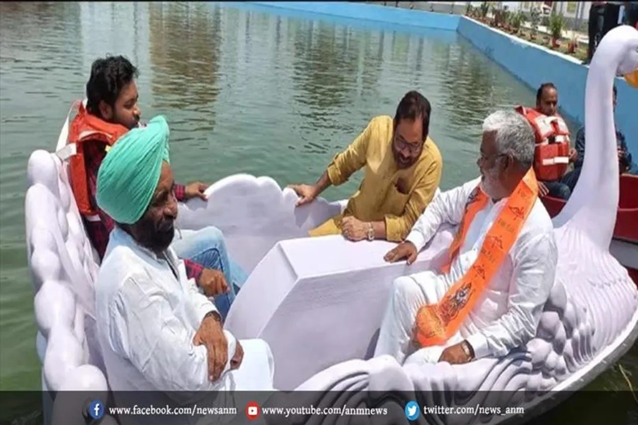 केंद्रीय अल्पसंख्यक कल्याण मंत्री अमृत सरोवर का उद्घाटन किया और नौका विहार का आनंद लिया