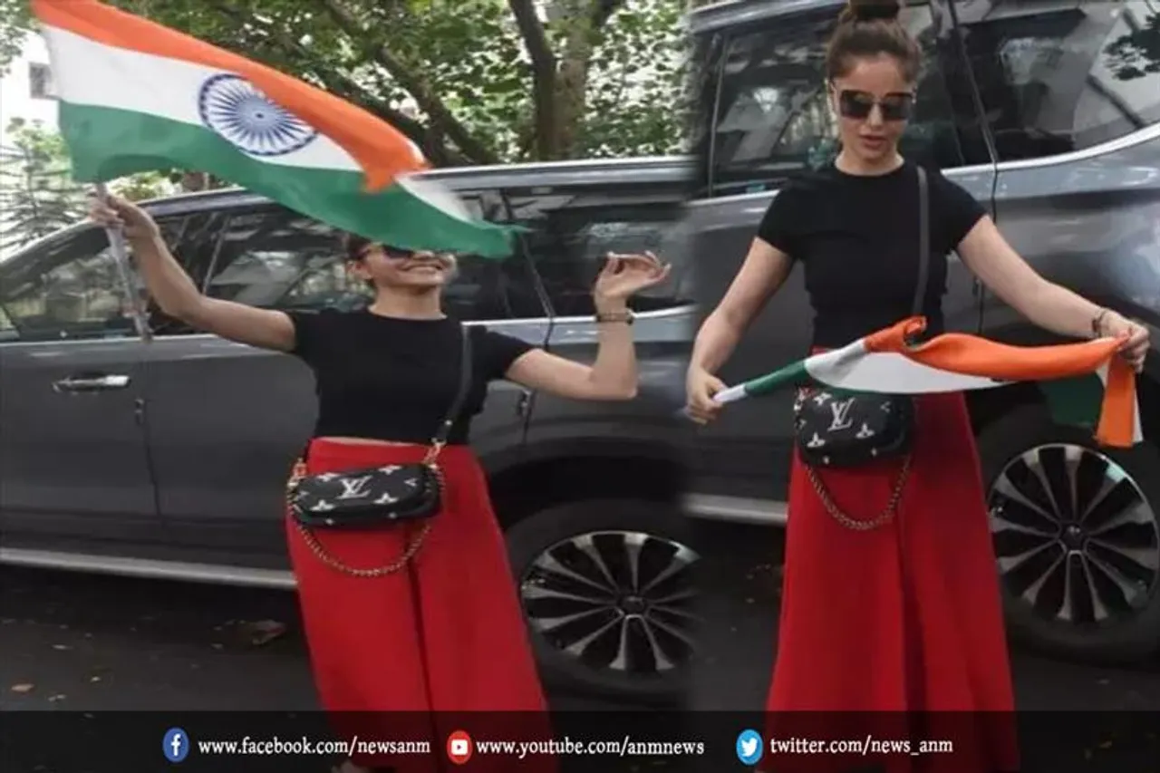 बीच सड़क पर रुबीना दिलैक ने फहराया तिरंगा, देखे वीडियो