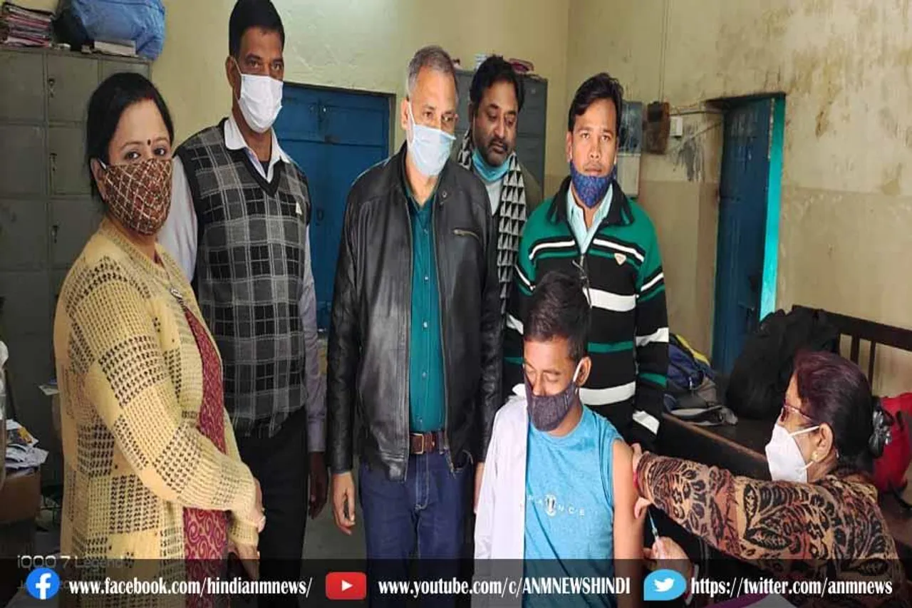 छात्राओं का टीकाकारण