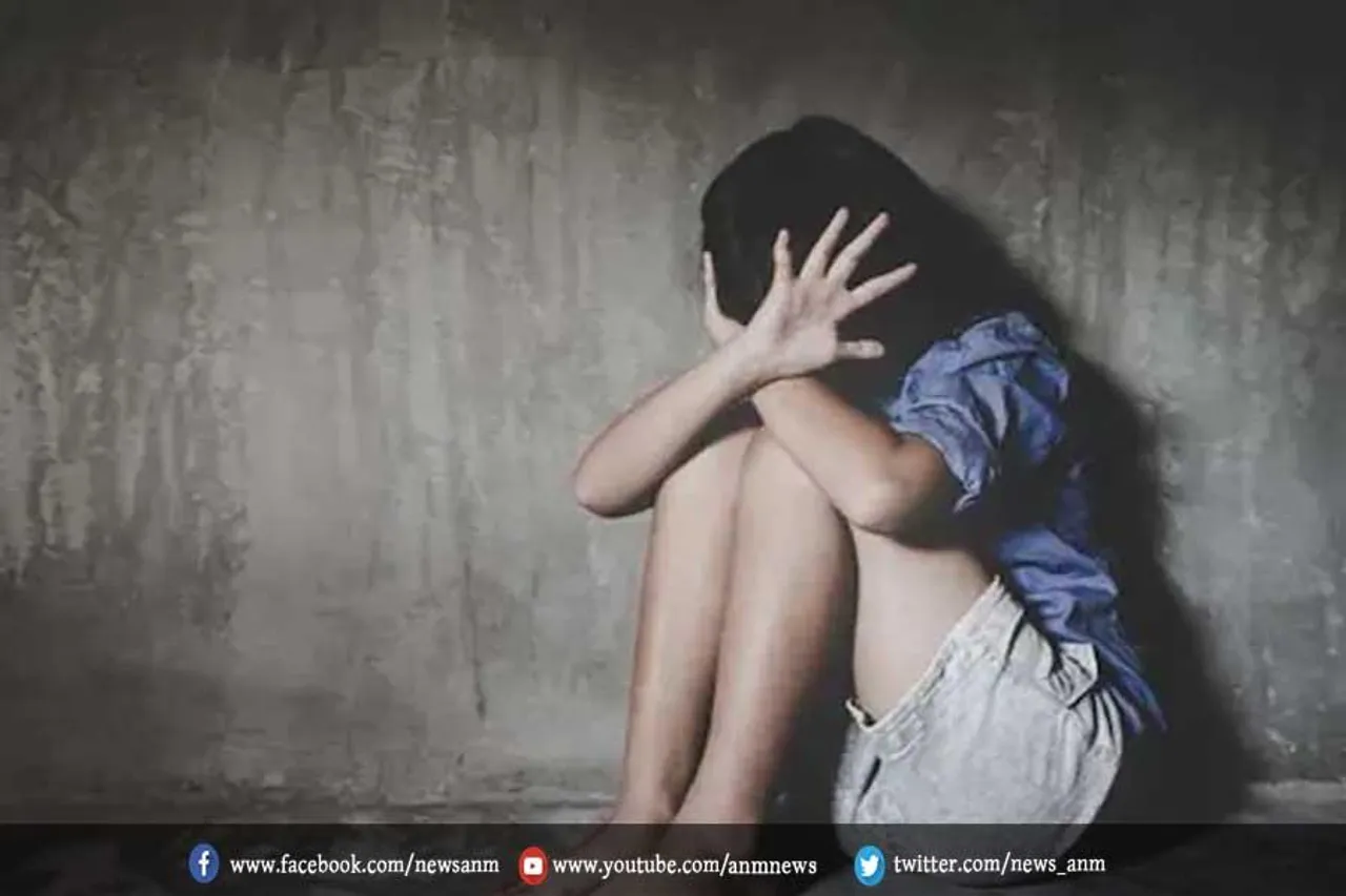 बेटी के ब्रेस्ट और सिर पर थूककर पिता करता है ऐसा काम