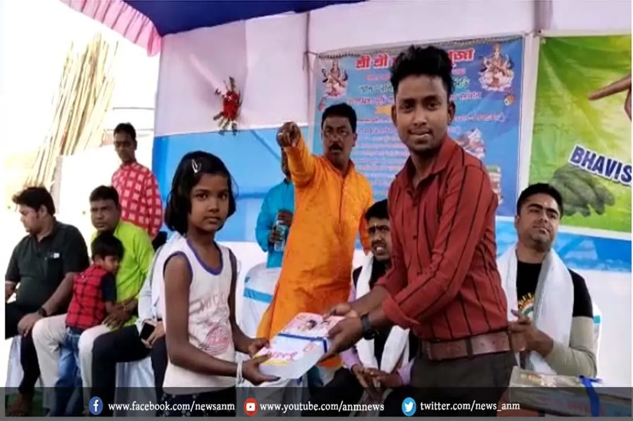 रानीगंज पल्ली सेवा समिति की तरफ से जरूरतमंद बच्चों में बांटी गई किताबें