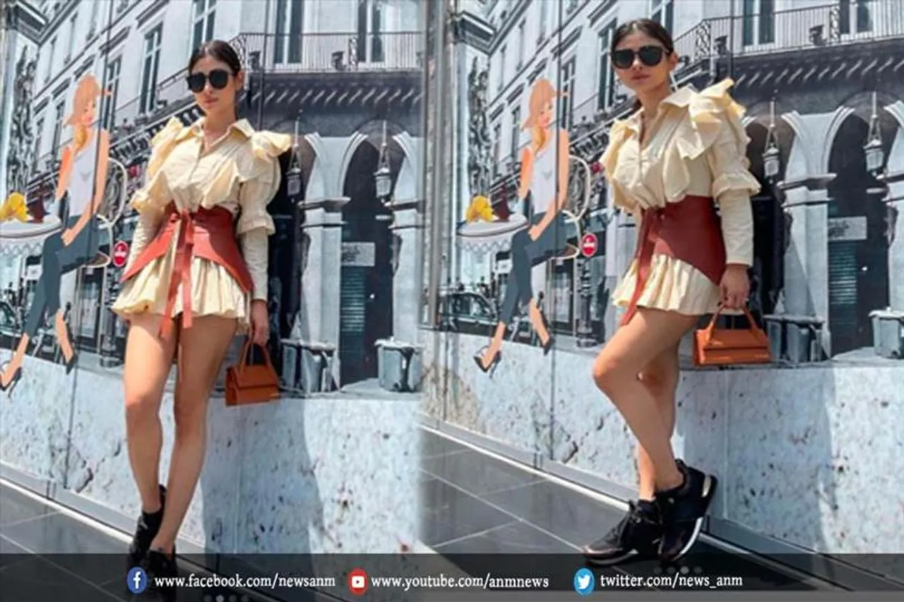 दुबई की सड़कों पर दिखी मौनी की हॉटनेस