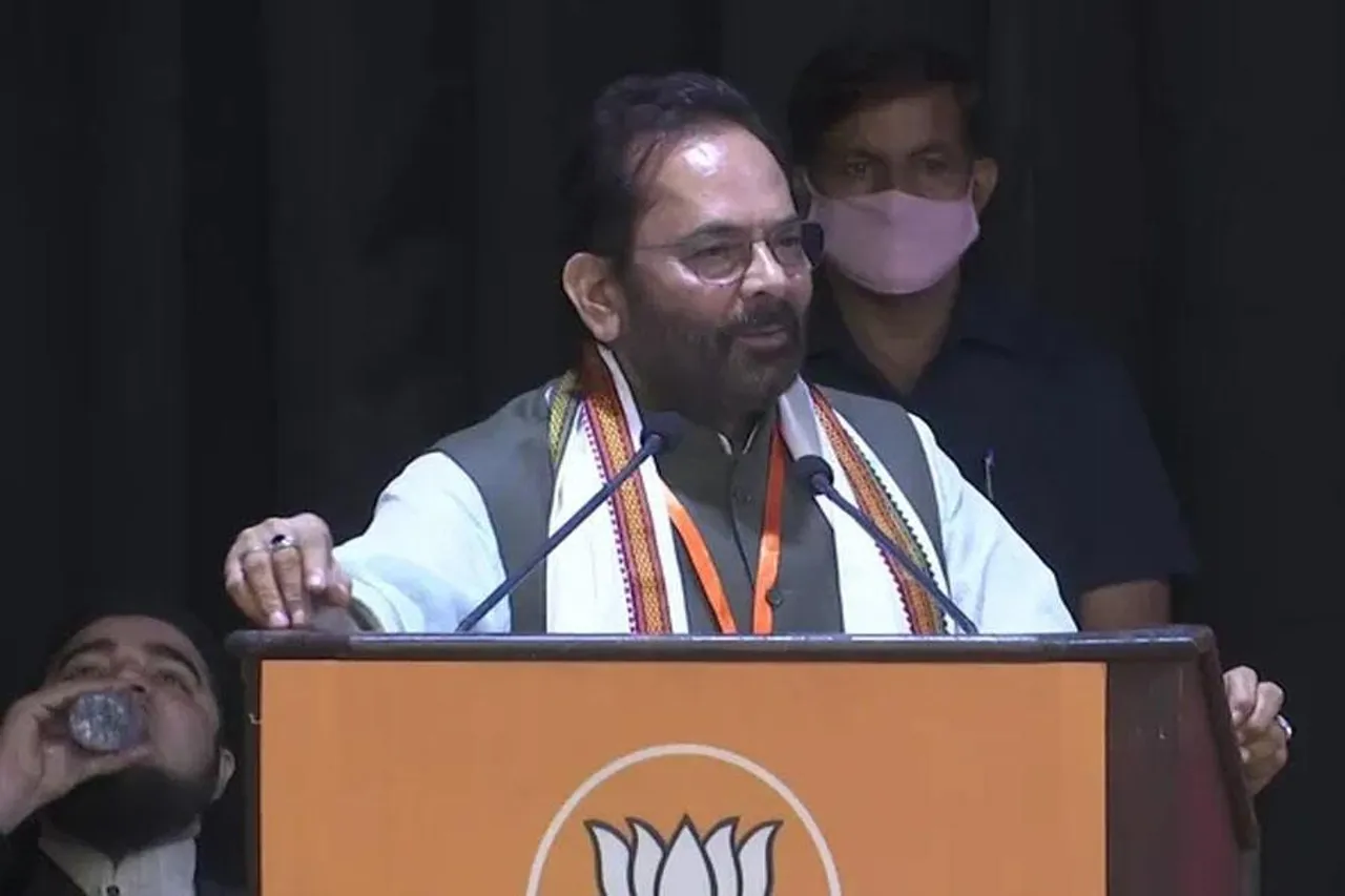 केंद्रीय मंत्री मुख्तार अब्बास नकवी ने धर्मनिरपेक्षता के मुद्दे पर विपक्ष को घेरा