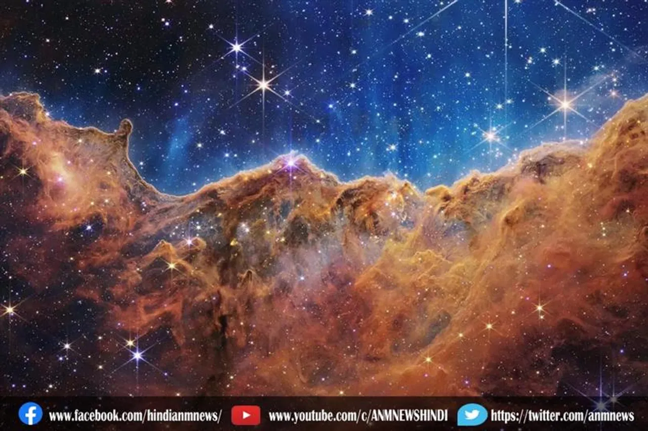 नजर आ रहे हैं चमकते हुए तारे के साथ भूरे-लाल-पीले रंग के बादलों का पहाड़ और घाटियां