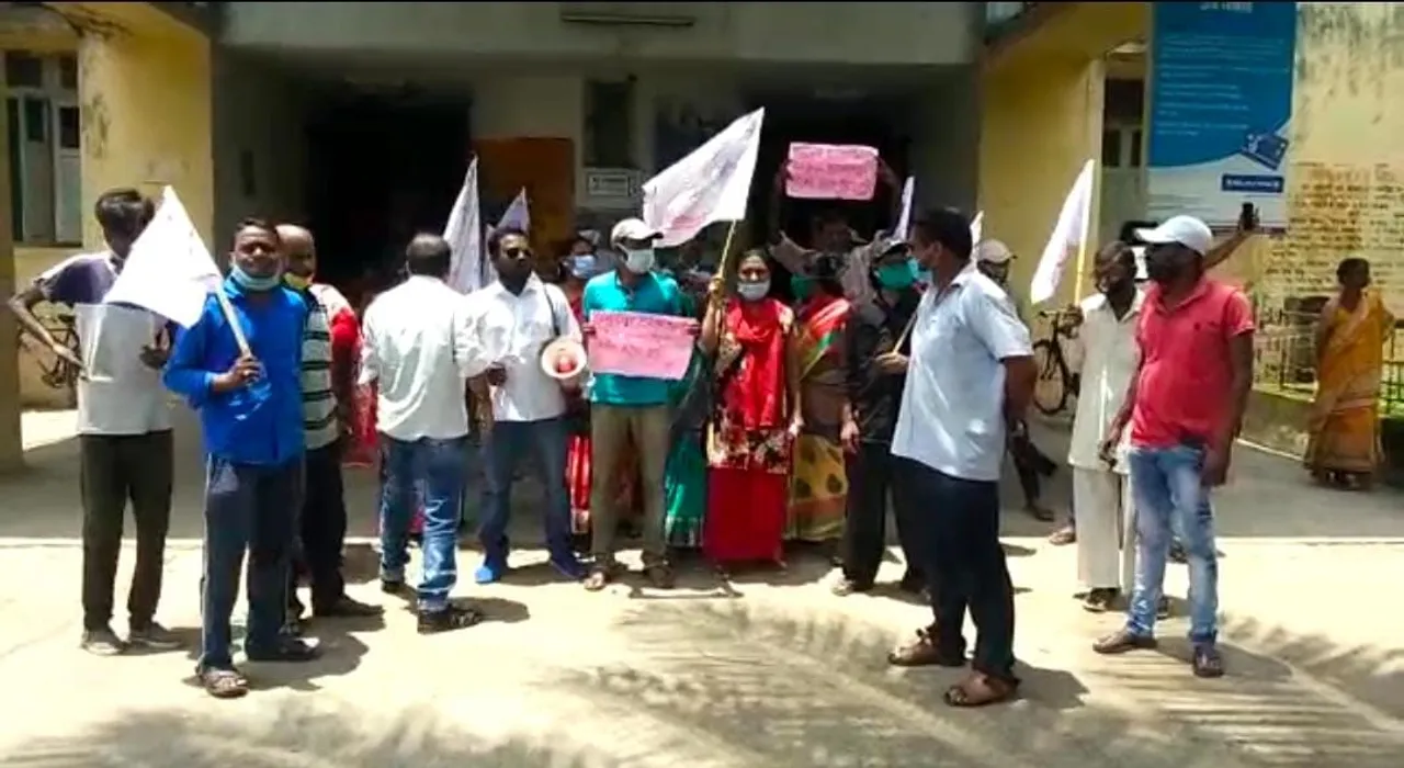 एसएफआई और डीवाईएफआई व महिला समिति ने नि:शुल्क वैक्सीन की मांग को लेकर चिकित्सा प्रभारी को ज्ञापन सौंपा