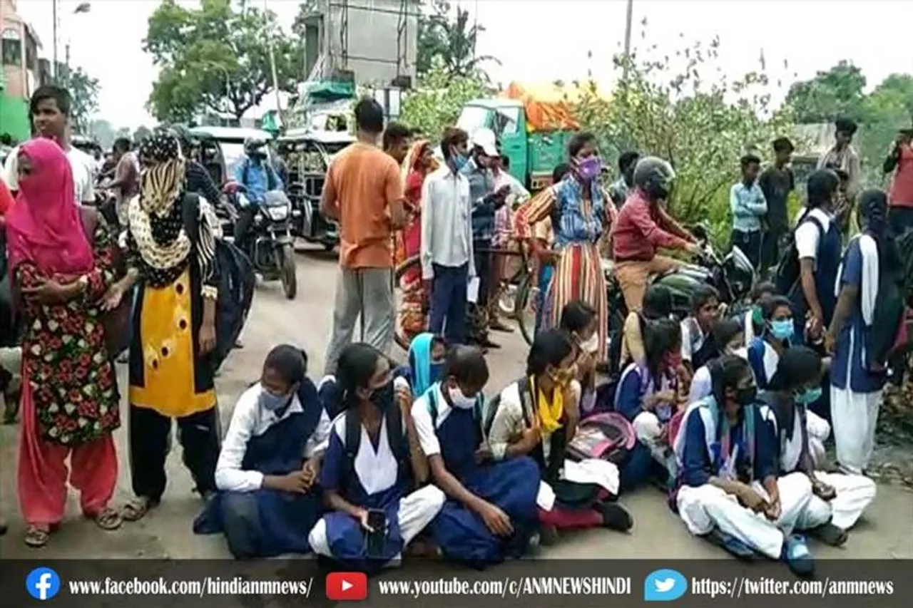 उच्च माध्यमिक परीक्षा पास कराने की माँग पर किया रास्ता अवरोध