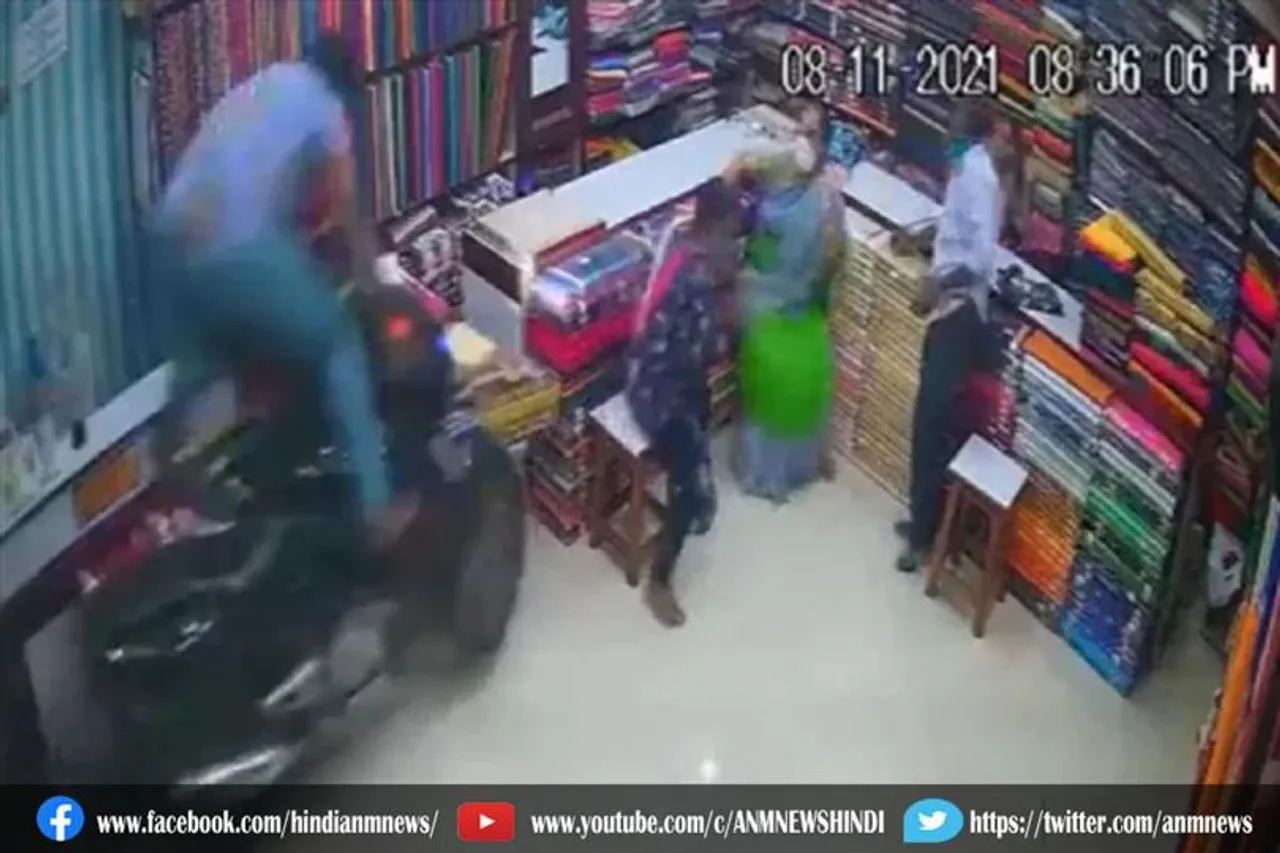 कपड़े की दुकान में घुसी अनियंत्रित बाइक, देखे वीडियो