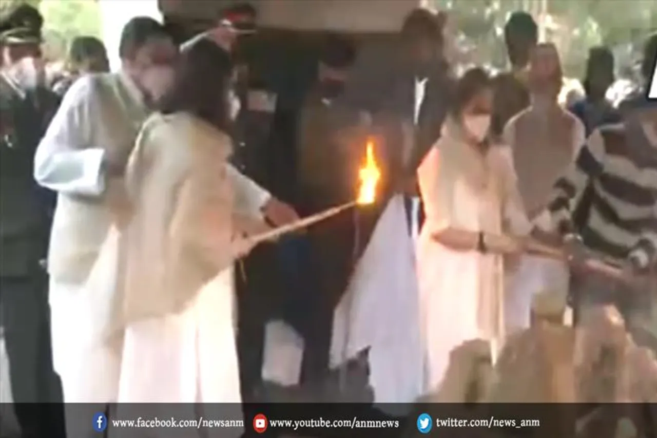 बेटियों ने दी मुखाग्नि