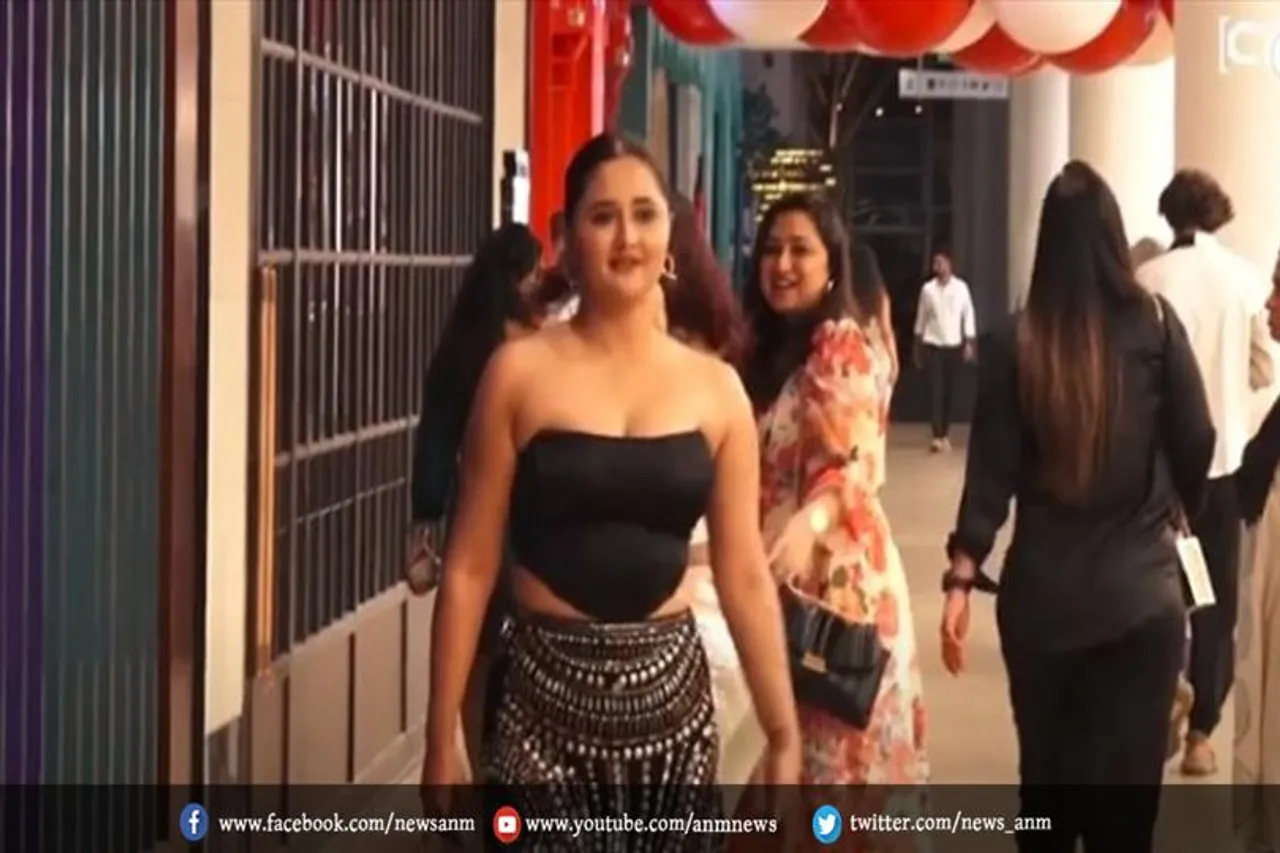ब्लैक ऑउटफिट में हॉट दिखी रश्मि देसाई