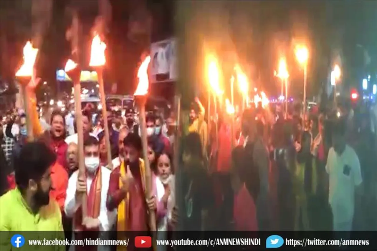 बांग्लादेश में हिंदुओं पर हो रहे हमले के खिलाफ आसनसोल में भाजपा का मशाल रैली