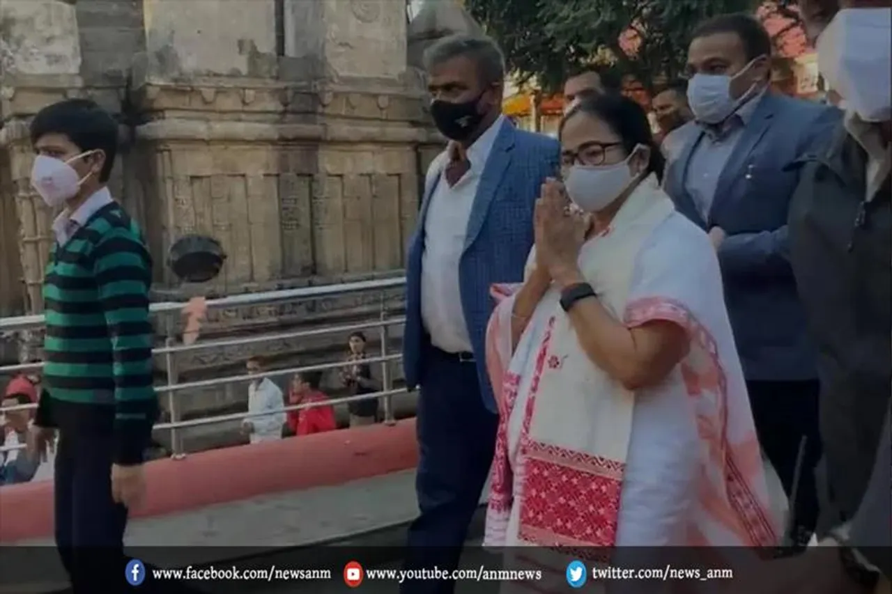 जीत के बाद कामाख्या मंदिर पहुंची ममता बनर्जी