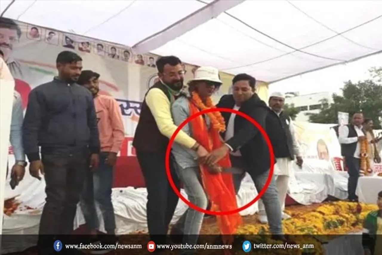 एक शख्स छुरा लेकर हरीश रावत के मंच पर पंहुचा