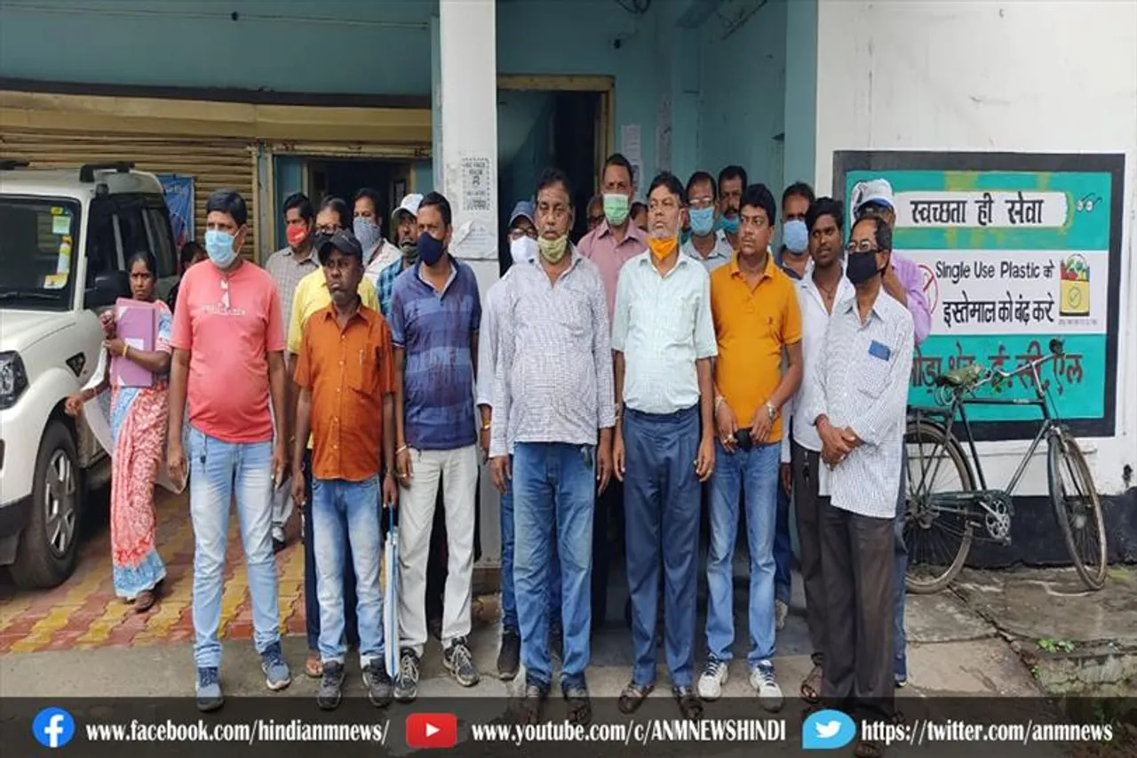 सिविल कांट्रेक्टरों ने काजोड़ा एरिया महाप्रबंधक कार्यालय पर किया प्रदर्शन