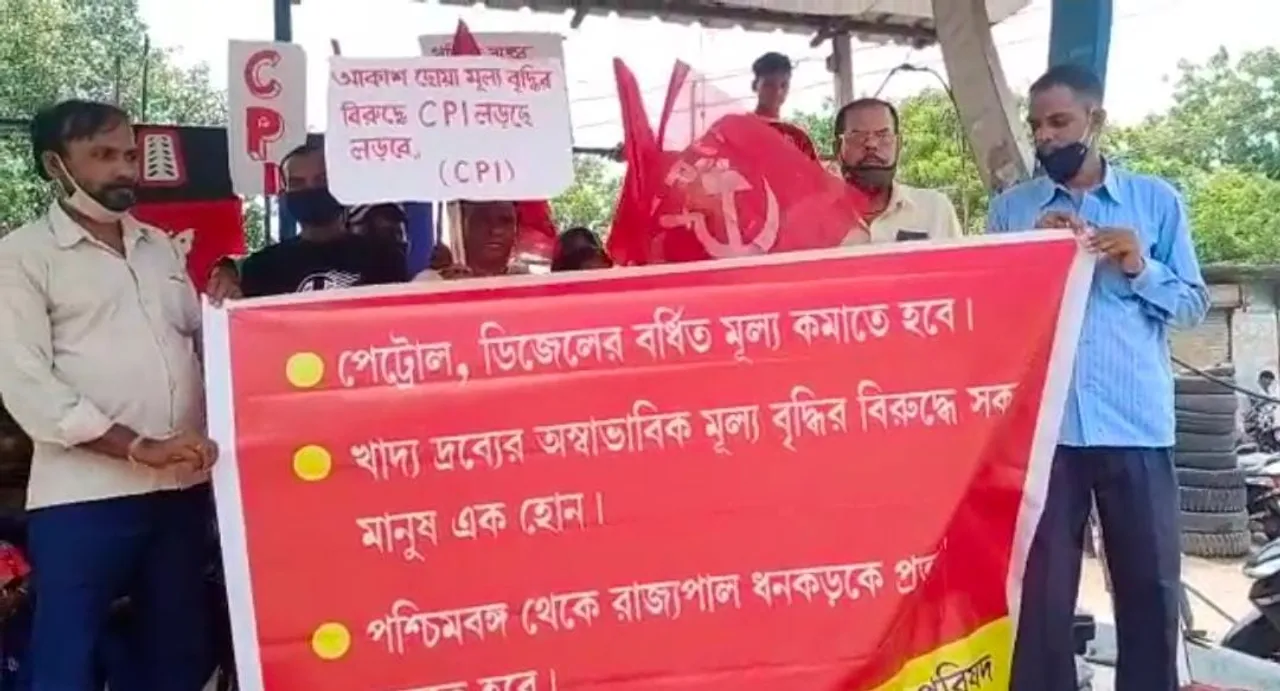 पेट्रोल और डीजल की बढ़ती कीमतों को लेकर माकपा का प्रदर्शन