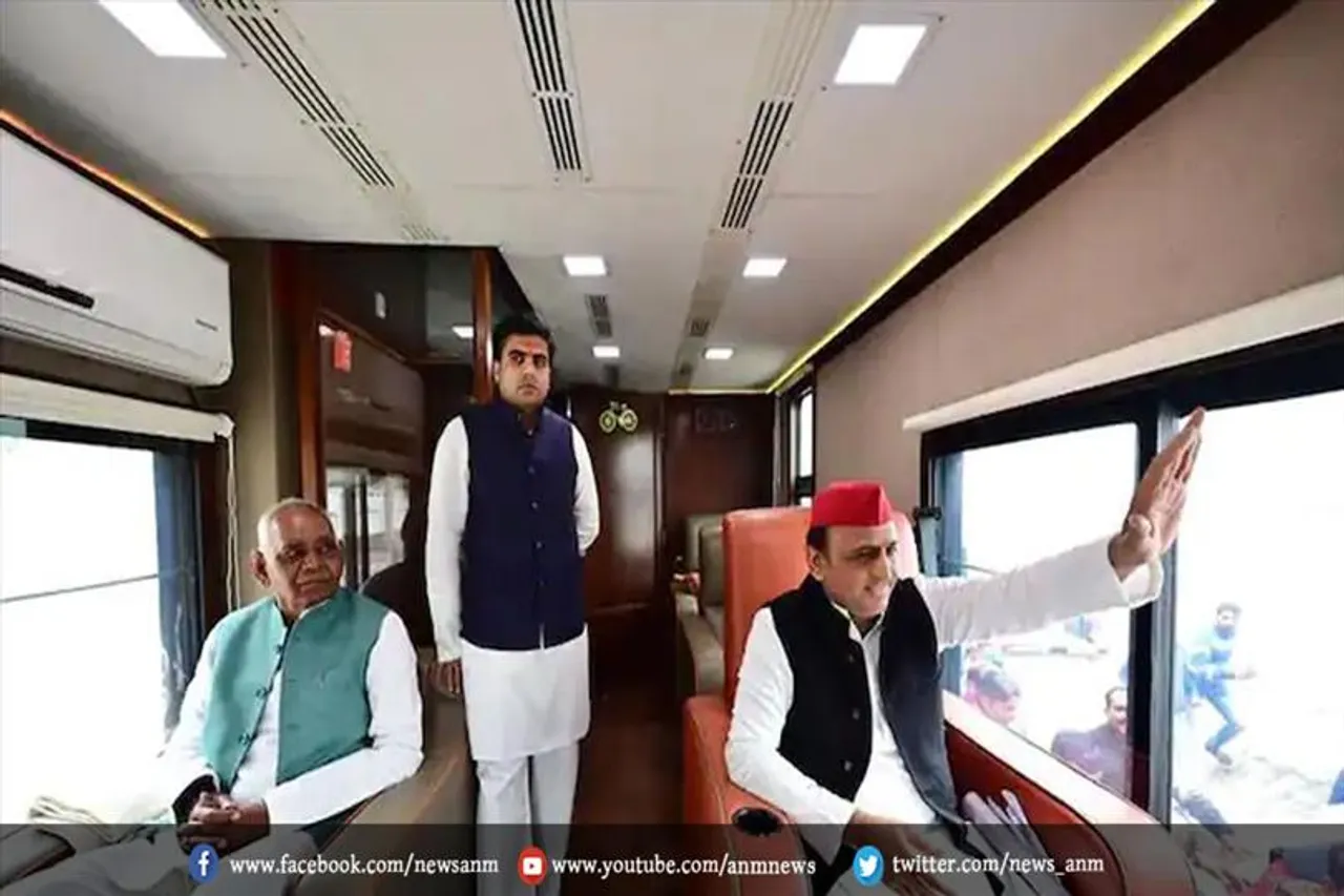 नामांकन के लिए मैनपुरी पहुंचे अखिलेश