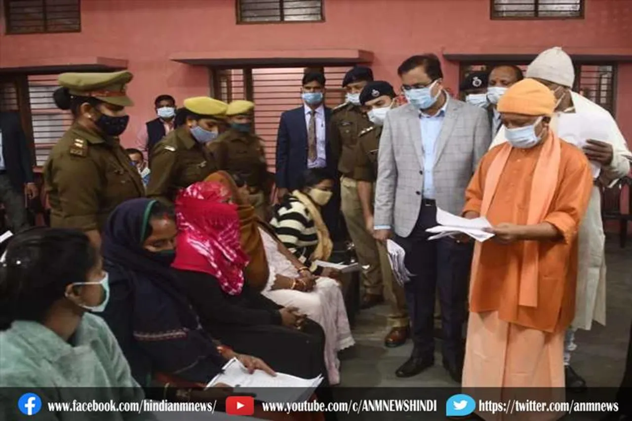 बच्चे को गोद में लेकर ड्यूटी कर रही मह‍िला कांस्‍टेबल के पास पहुंचे योगी