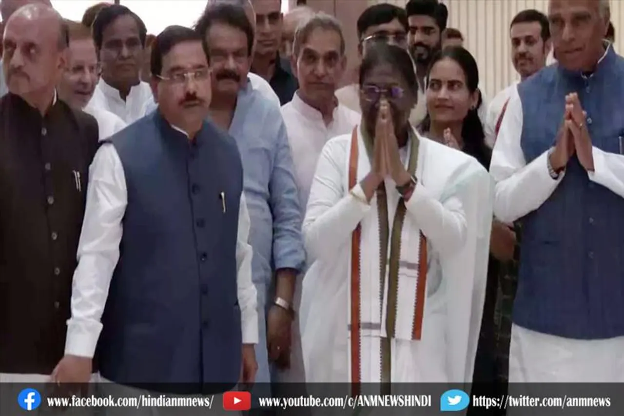 संसद भवन पहुंच के द्रौपदी ने की पुष्पांजलि अर्पित