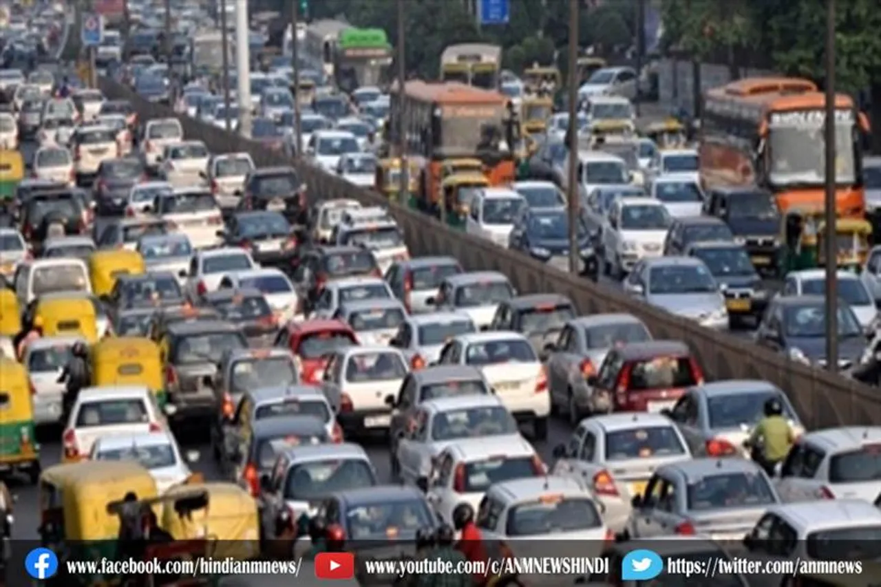 धनतेरस पर खरीदारी करने पहुंचे लोगो के कारण सड़क जाम