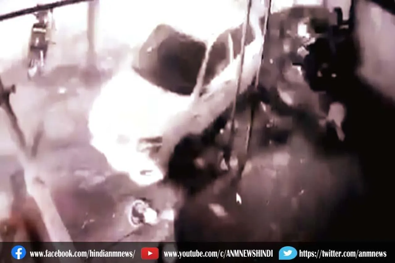 देखिये वीडियो : रिवर्स में कार ने मारी भयानक टक्कर