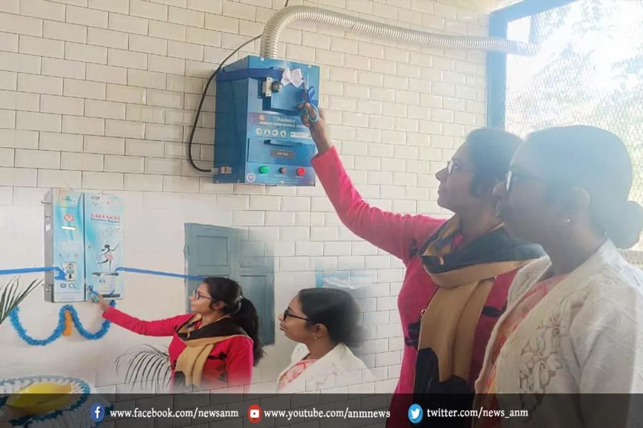 चितरंजन महिला समिति स्कूल में लगाई गई सैनिटरी नैपकिन वेंडिंग मशीन एंव निष्पादन मशीन