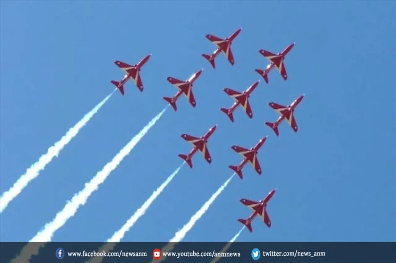 सूर्यकिरण विमानों की एरोबैटिक टीम ने पुरी में हैरतअंगेज करतब दिखाए