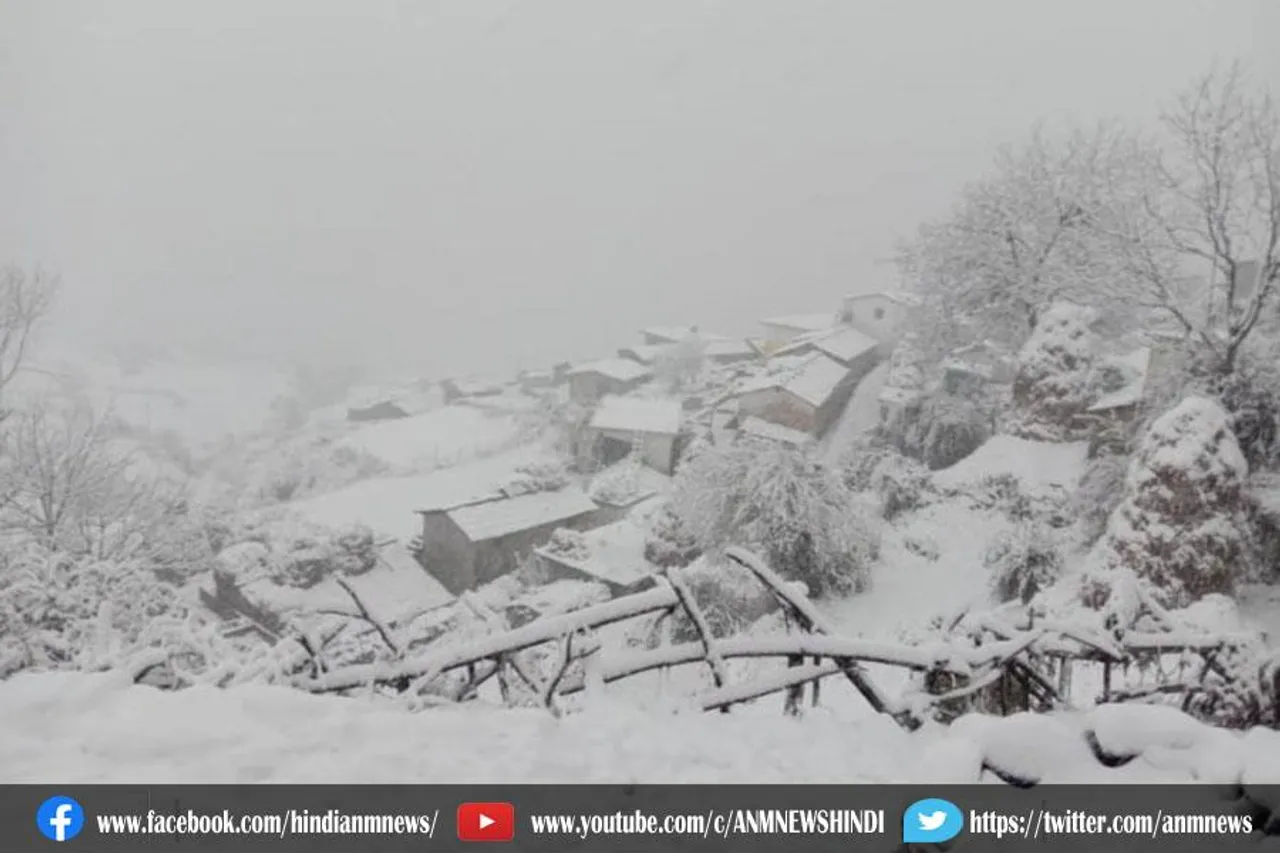 उत्तराखंड के पिथौरागढ़ में भारी बर्फबारी